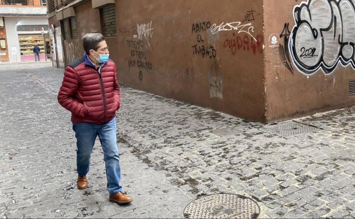 Calle de Granada donde fue atracado el exconcejal y falleció tras caer al suelo.