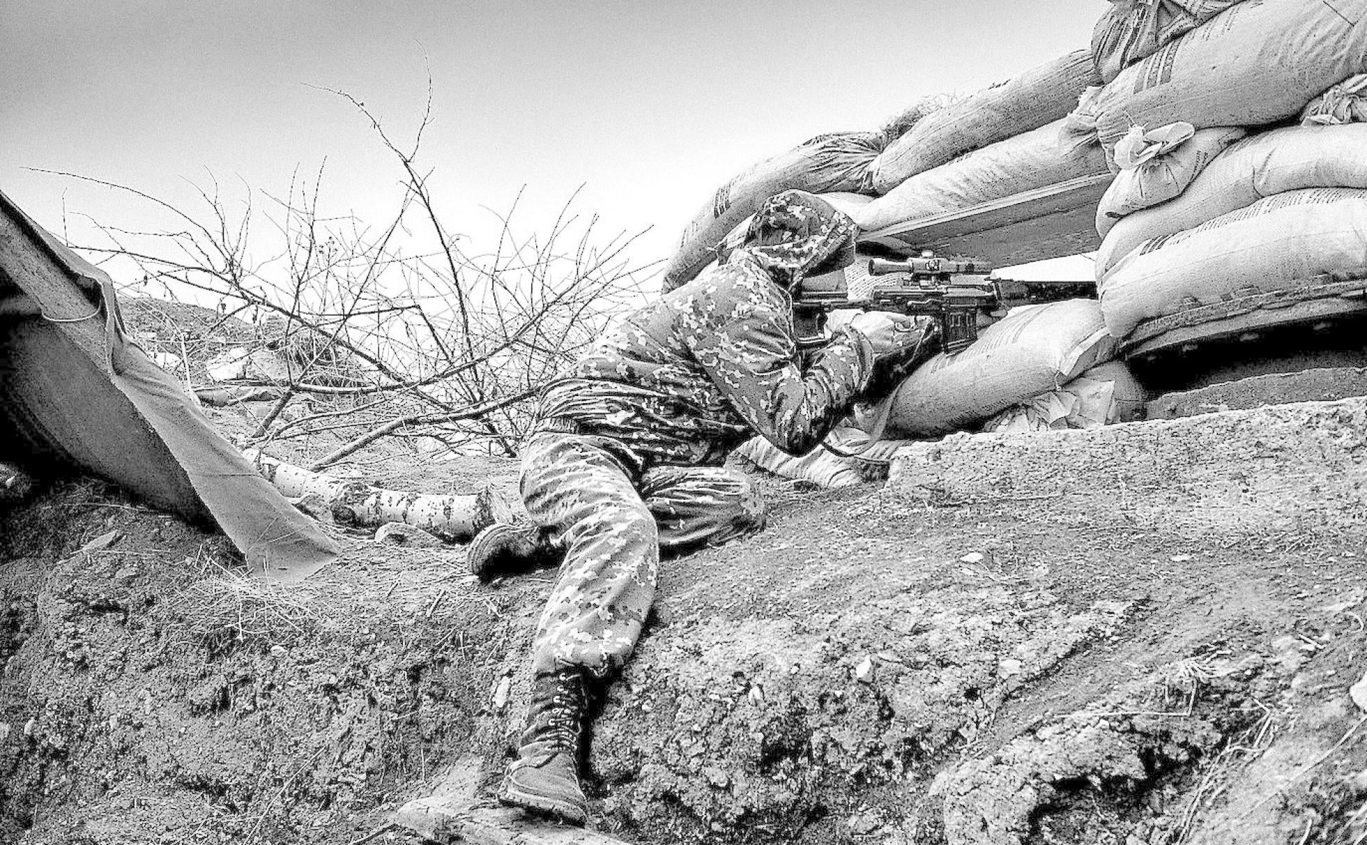 Bastión rebelde en Gorlovska. Francotirador en la trinchera que separa a las tropas ucranianas de los separatistas pro-rusos
