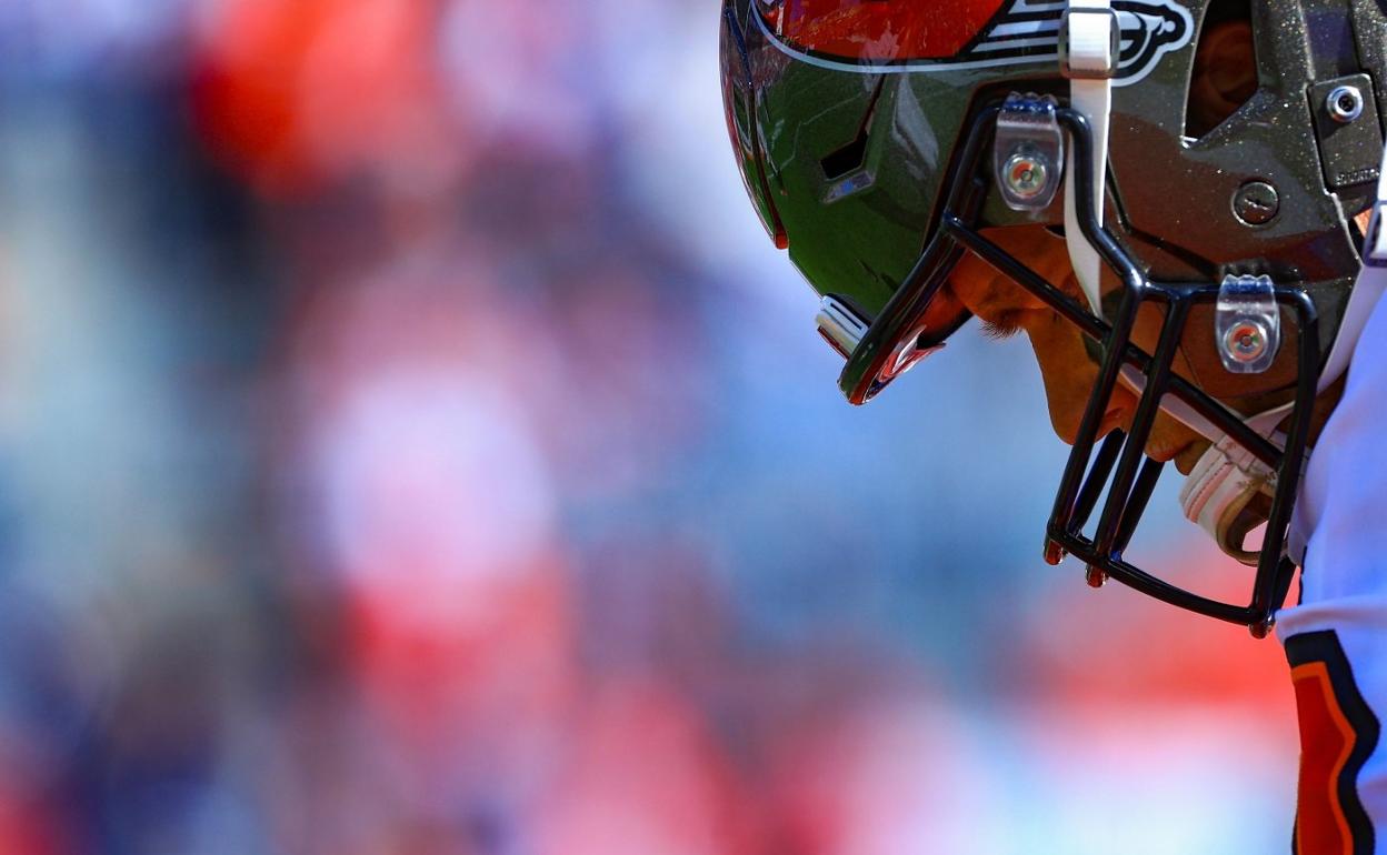 Tom Brady, cabizbajo, tras la eliminación de su equipo, los Buccaners, ante los Rams, en semifinales de conferencia de la NFL. 