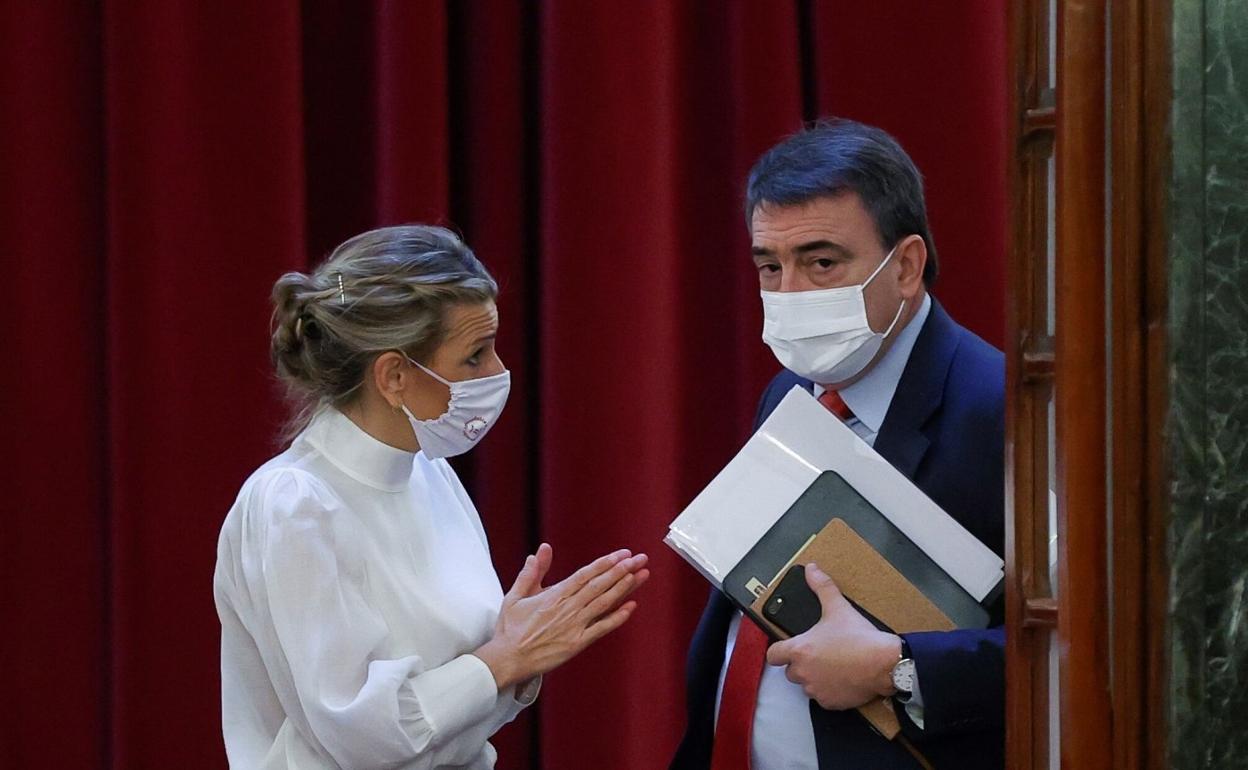 La vicepresidenta segunda y ministra de Trabajo, Yolanda Díaz, y el portavoz del PNV, Aitor Esteban, conversan en los pasillos del Congreso. 