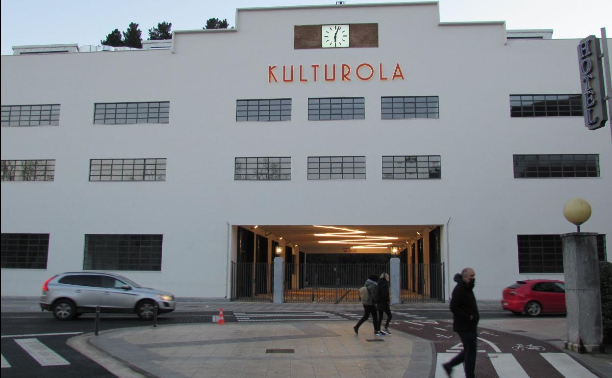 Fachada principal del edificio Kulturola tras las rehabilitación integral de la antigua portería de la Unión Cerrajera. 
