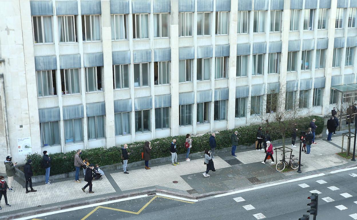 Colas para hacerse PCR en el ambulatorio de Gros en San Sebastián.
