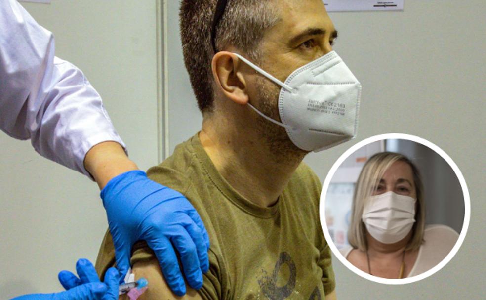 Un hombre recibe el pinchazo de la vacuna en Eibar. En la otra imagen, Rosa Sancho, coordinadora de la comisión de vacunaciones del Colegio Oficial de Enfermería de Gipuzkoa 