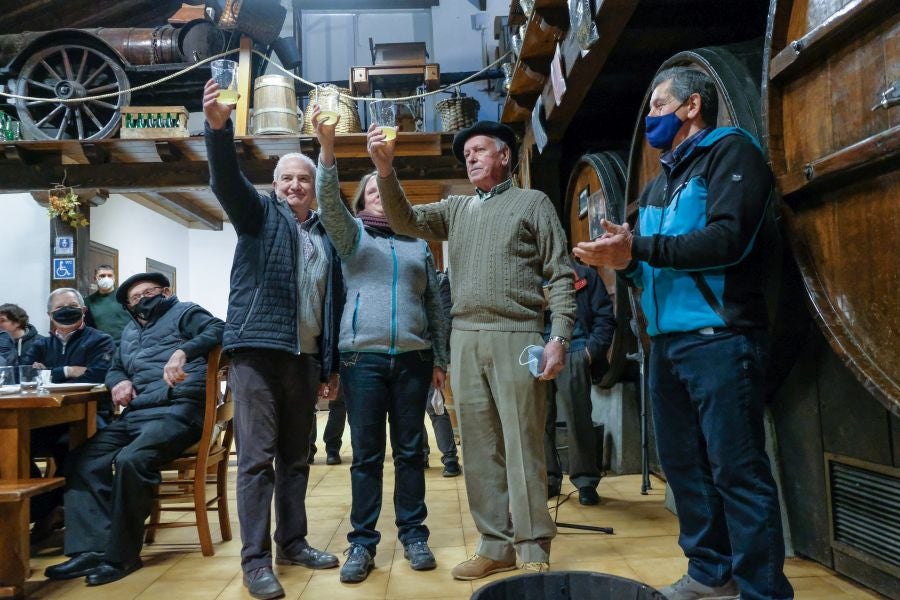 Fotos: Apertura de txotx en la sidrería Ola de Meaka