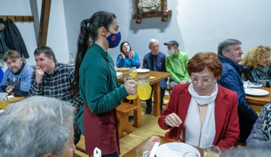 Fotos: Apertura de txotx en la sidrería Ola de Meaka