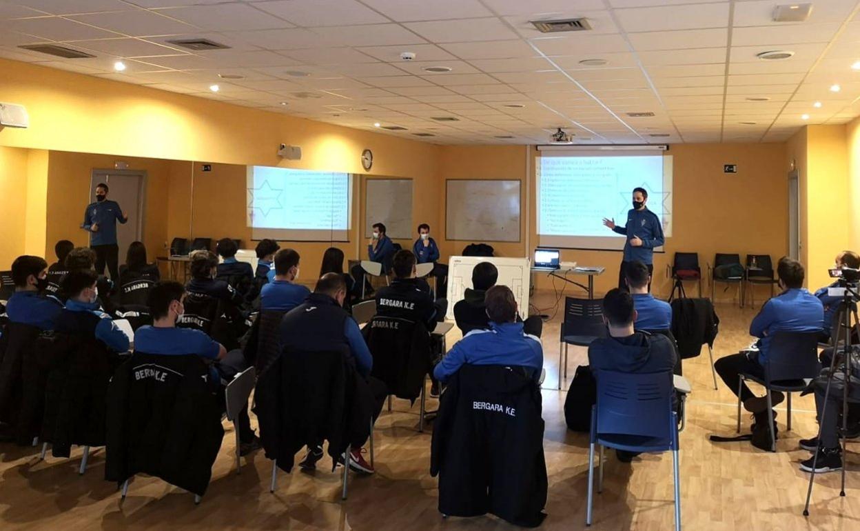 Los entrenadores de los equipos de cantera participaron en una jornada de formación el sábado. 