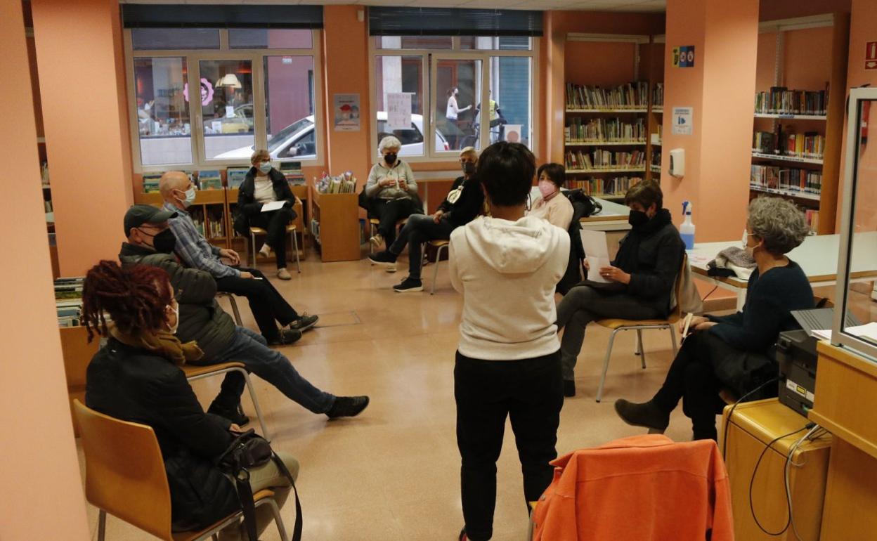 Una sesión del club de lectura en la biblioteca. 