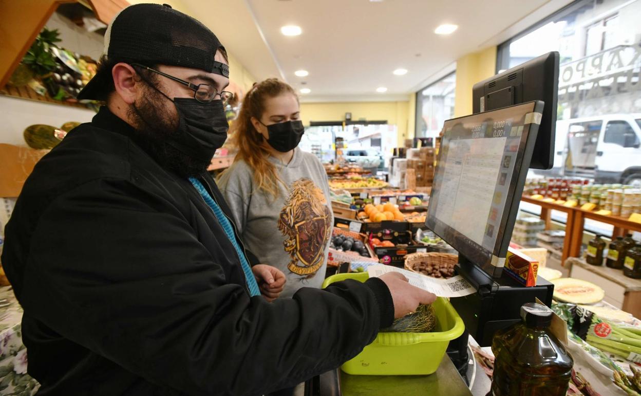 Una frutería de Azkoitia emite un ticket tras adherirse a TicketBai durante el periodo voluntario. 