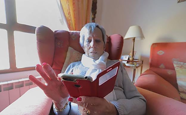 Milagros Caballero reconoce que se maneja «lo justo» con el teléfono móvil. Para cualquier trámite avisa a su hija. 