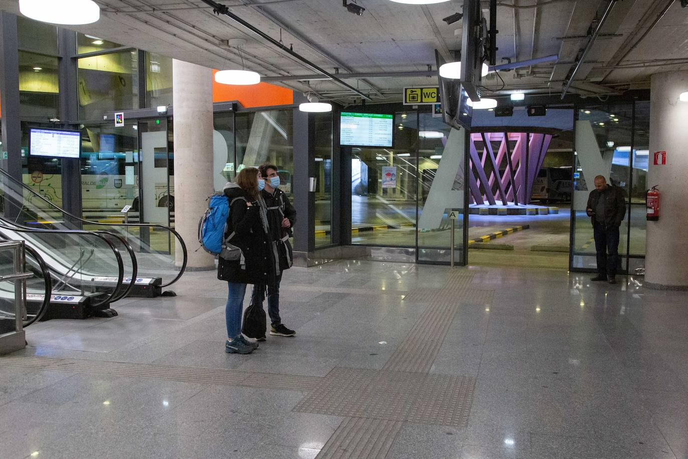 Fotos: Denuncian escasa seguridad de la estación de autobuses de Donostia