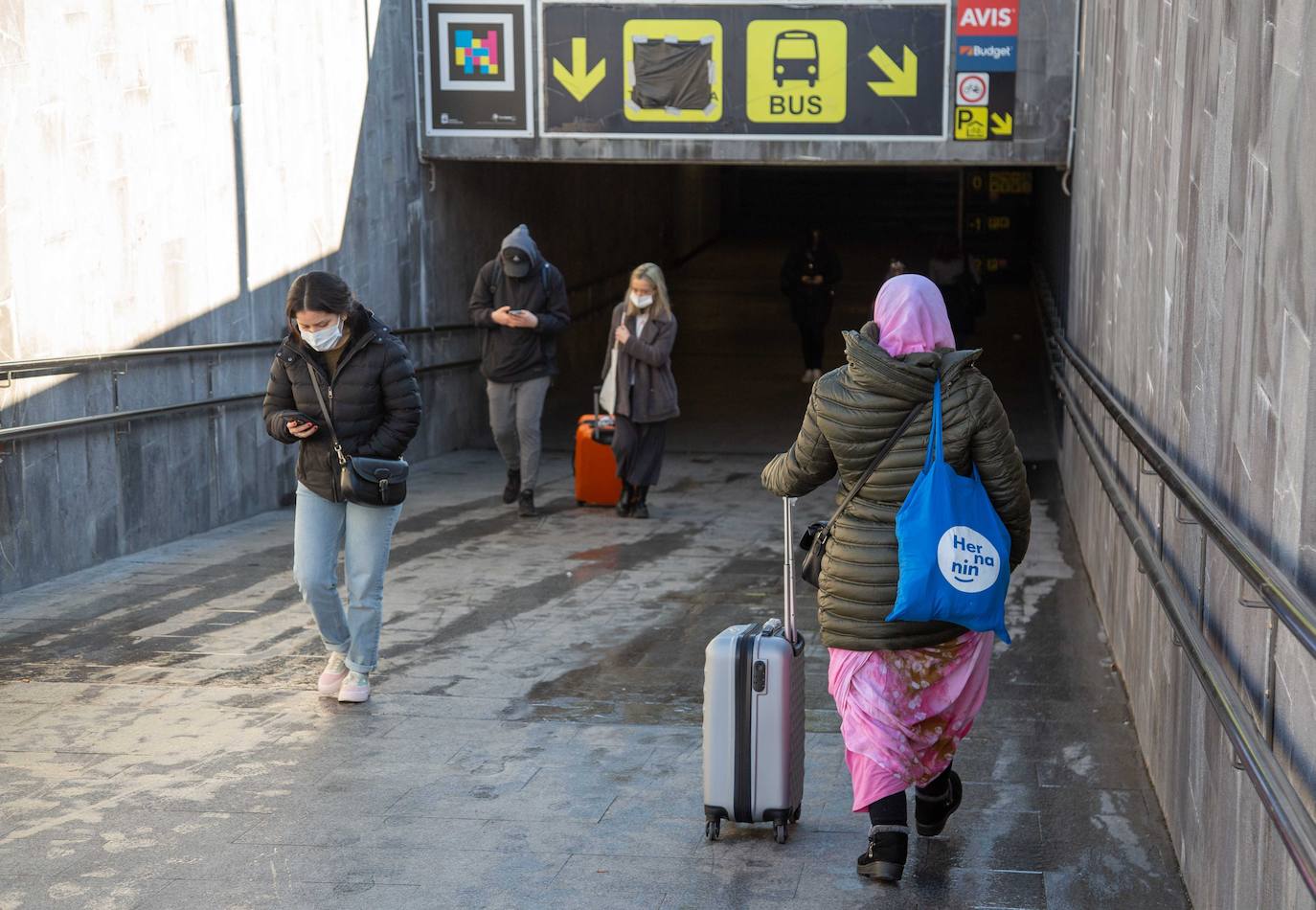 Fotos: Denuncian escasa seguridad de la estación de autobuses de Donostia