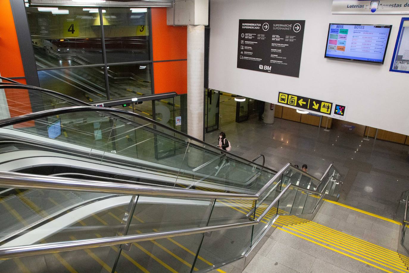 Fotos: Denuncian escasa seguridad de la estación de autobuses de Donostia