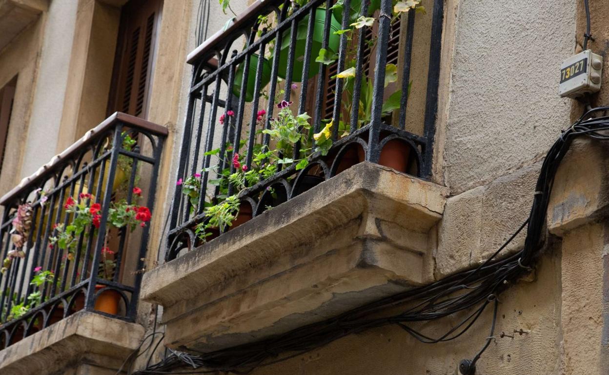 La normativa no permite conducir el cableado por las fachadas, con lo que el antiguo será eliminado. 