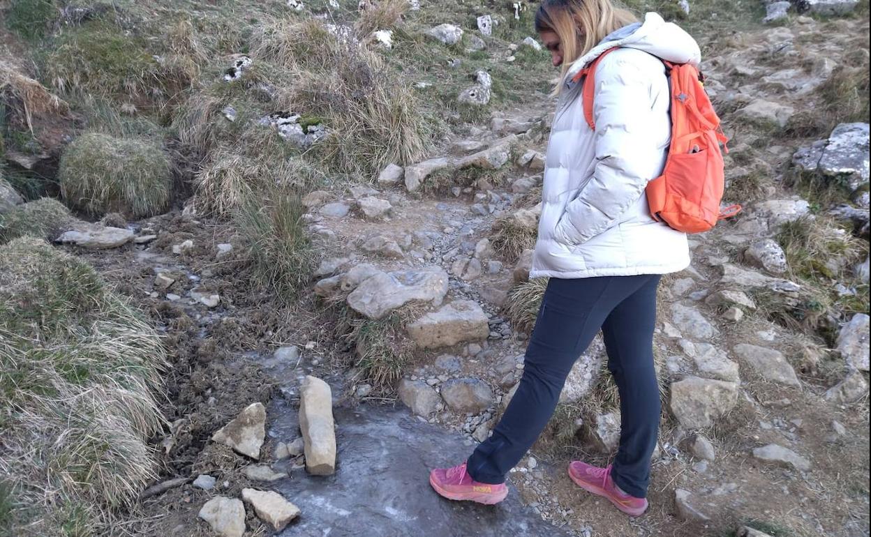 Fuente congelada esta mañana en las inmediaciones del Txindoki.