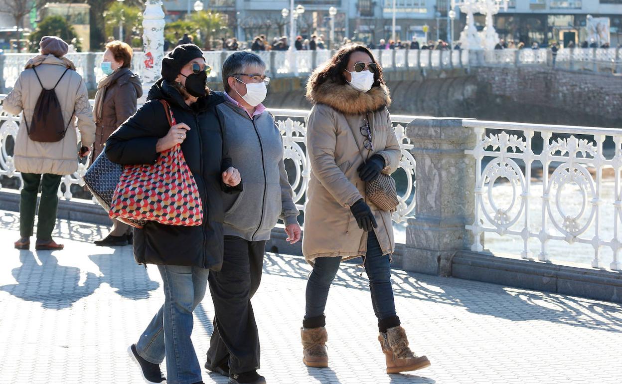 Gente pasea con mascarillas por Donostia. 