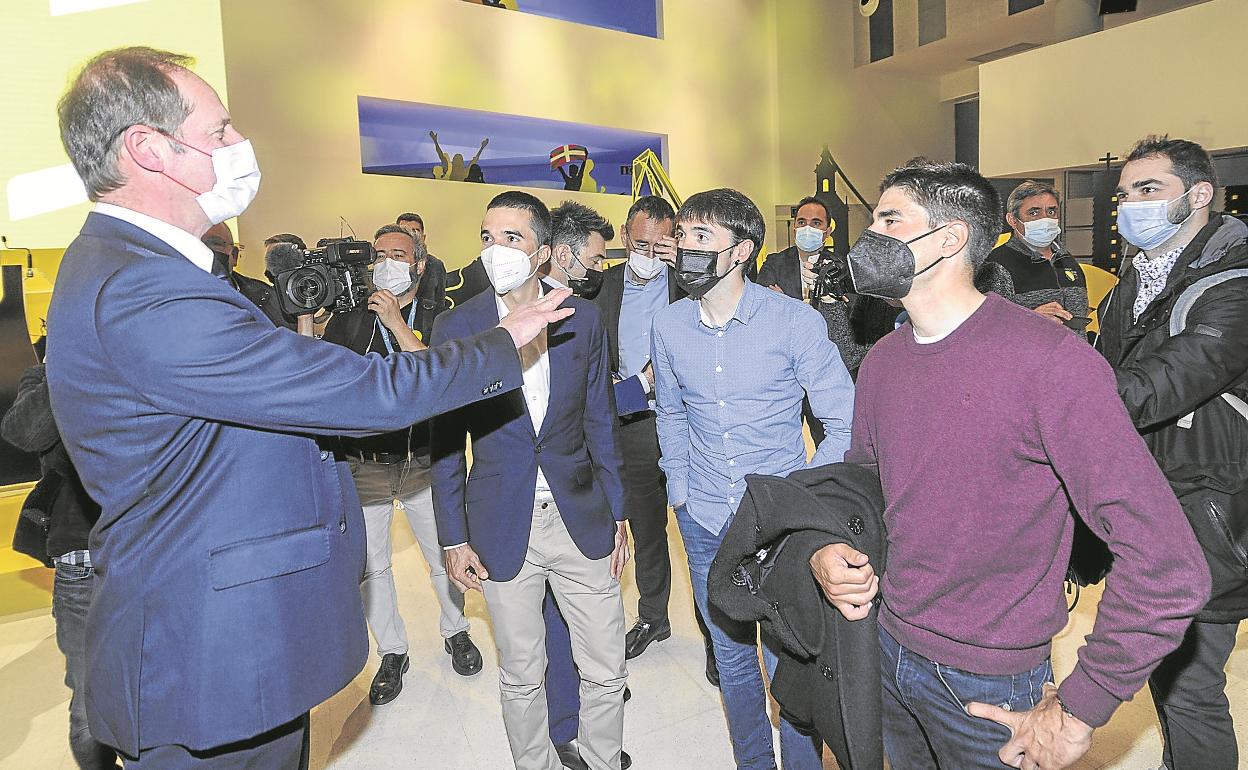 Pello Bilbao, Ion Izagirre y Mikel Landa atienden a Christian Prudhomme, ayer en la presentación del Tour de Francia de 2023 en Vitoria.
