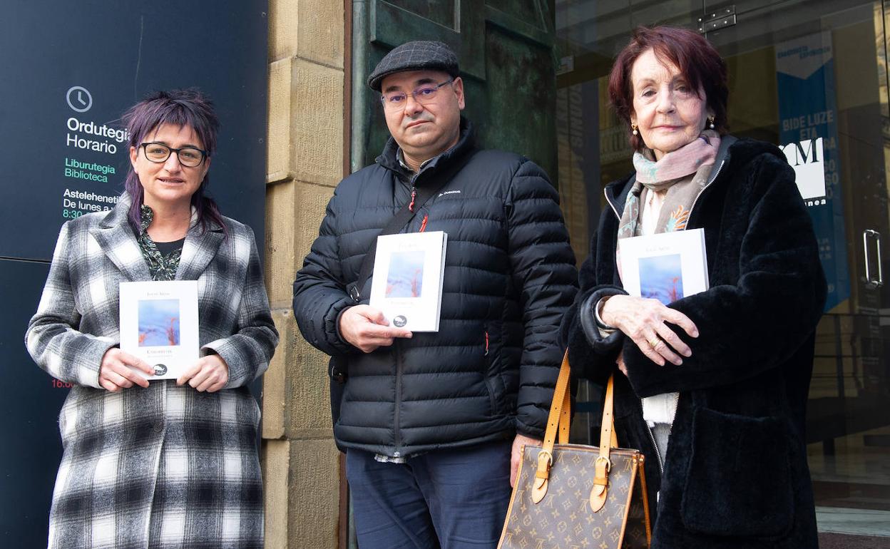 'Enborretik. Antologia poetikoa': Artzeren poesia «liburuetatik atera eta jendearengana hurbiltzeko» antologia