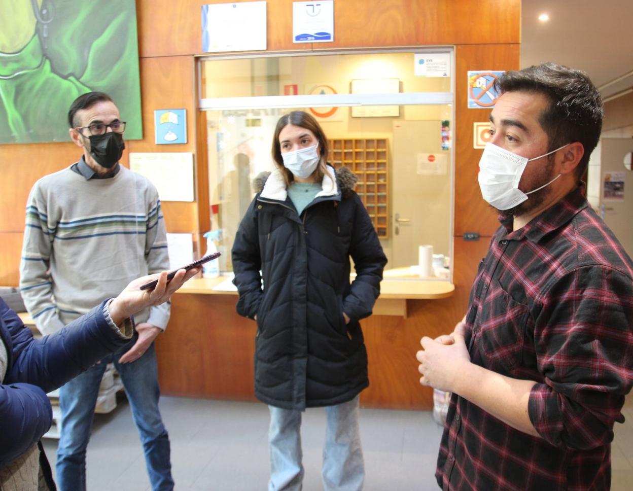 Santi Jiménez, Sarah Grandes y Garikoitz Murua, en el Gazteleku Martindozenea. 
