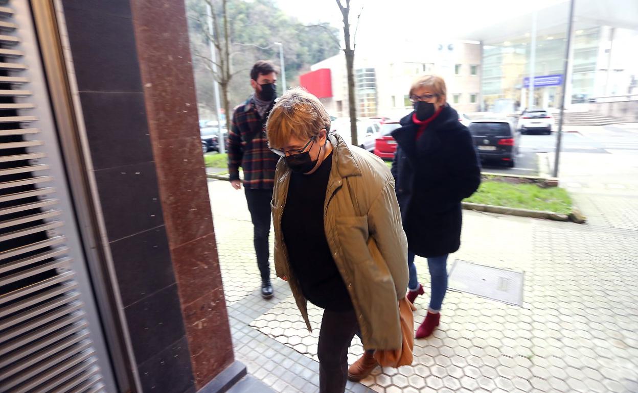 Miembros de la mesa negociadora acceden a la sede del CRL en Donostia, ayer por la mañana. 