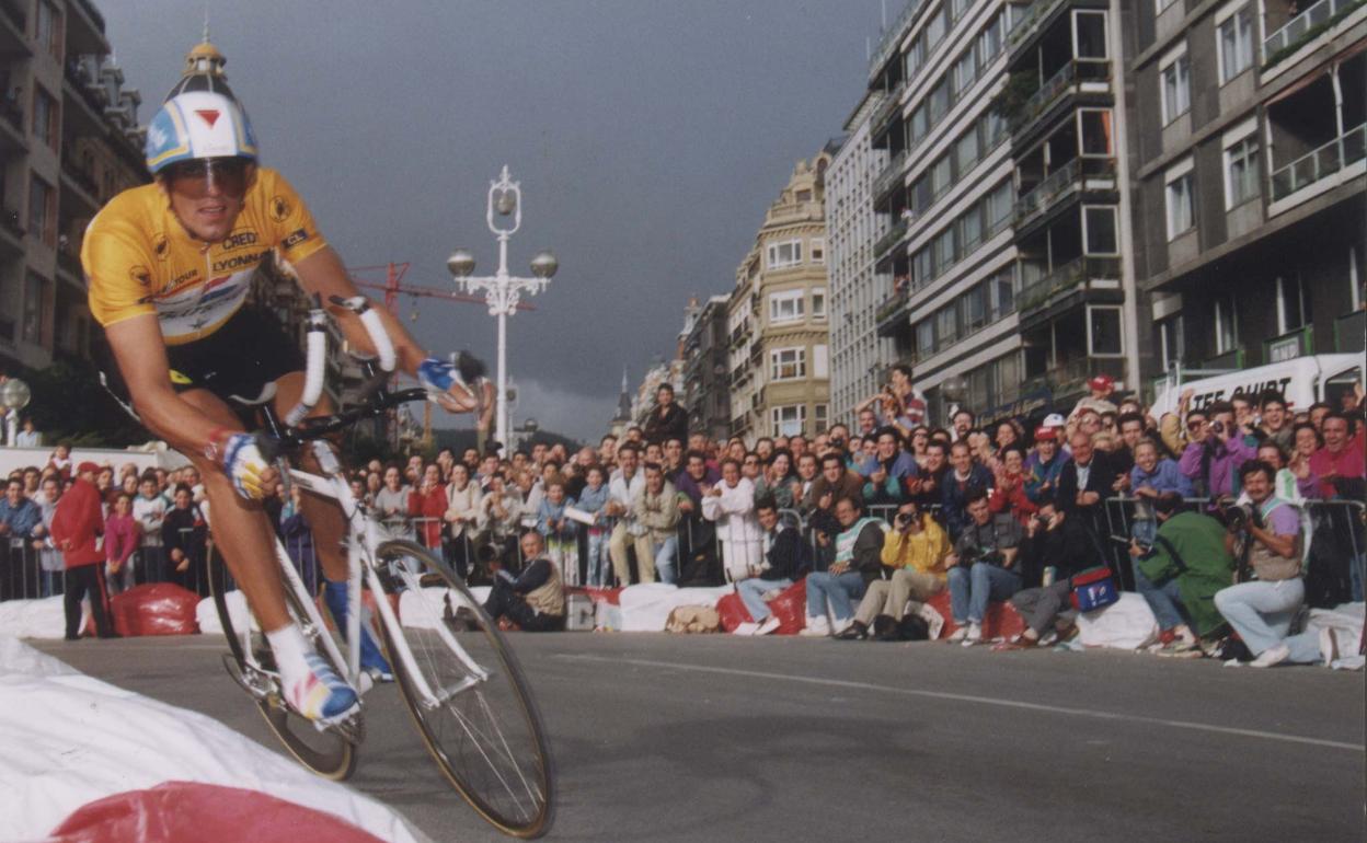 La salida del Tour dejó imágenes icónicas como la elegante estampa de Indurain por la Avenida. 