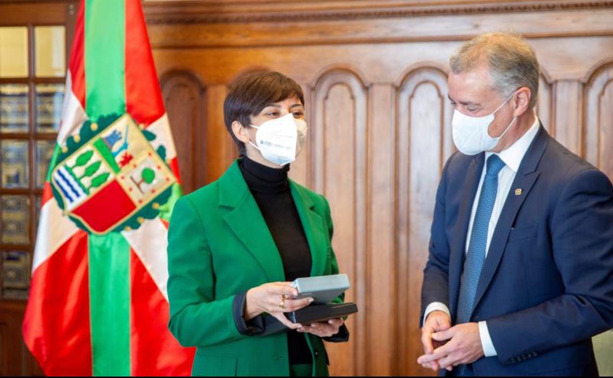 Iñigo Urkullu ha entregado un recuerdo a Isabel Rodríguez en su primera visita a Ajuria Enea.