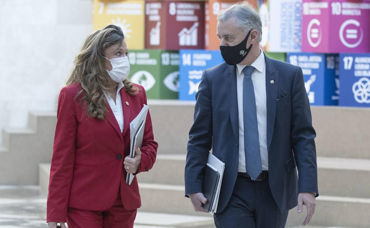 La consejera de Salud, Gotzone Sagardui y el lehendakari Iñigo Urkullu acceden a la reunión del Comité Asesor del LABI esta tarde.
