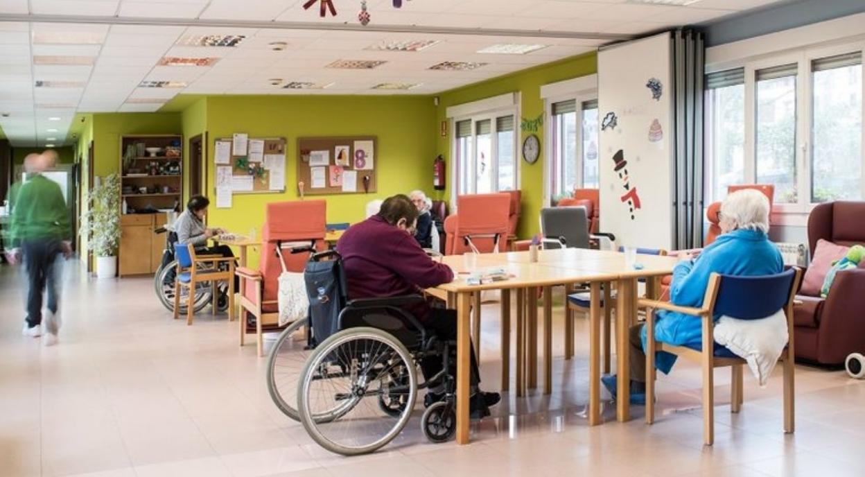 Eguneko zentroaren erabiltzaileak, bertako gela batean. 