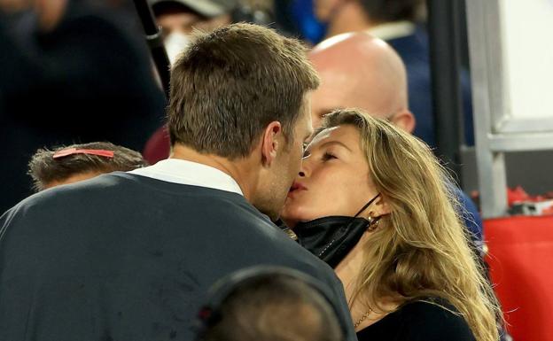 Imagen principal - Arriba, Tom Brady besa a su mujer, Gisele Bündchen, tras ganar la Super Bowl LV. En las otras dos imágenes, celebrando junto a Rob Gronkowski el título que conquistó con los Buccaneers y festejando una de las Super Bowls que ganó con los Patriots. 