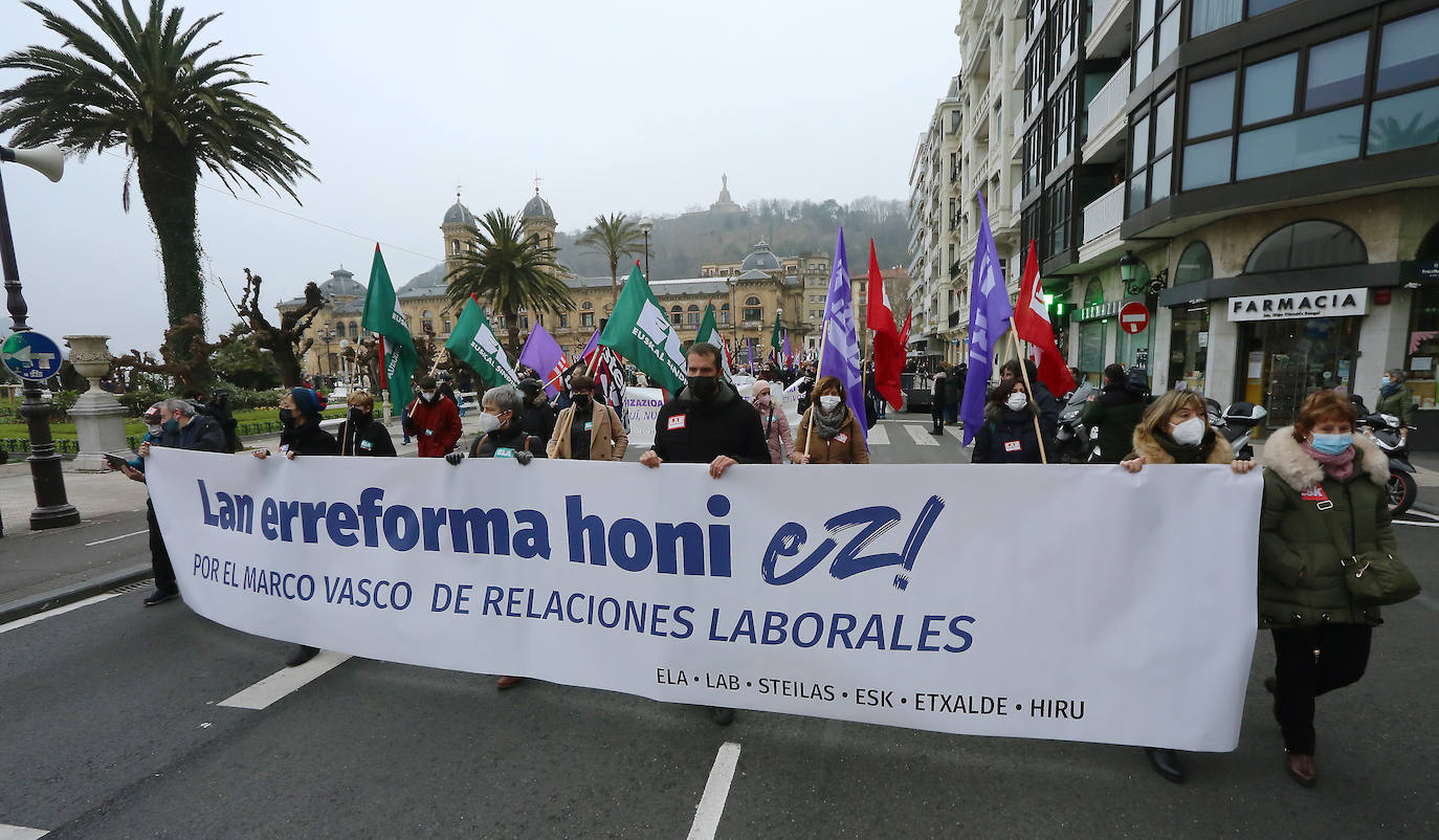 Fotos: Clamor en las capitales vascas en contra de la reforma laboral