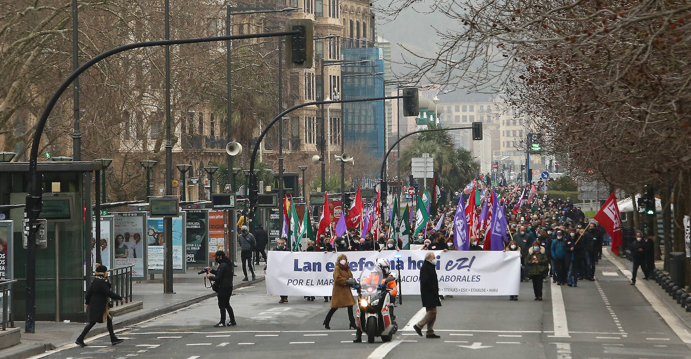 Fotos: Clamor en las capitales vascas en contra de la reforma laboral