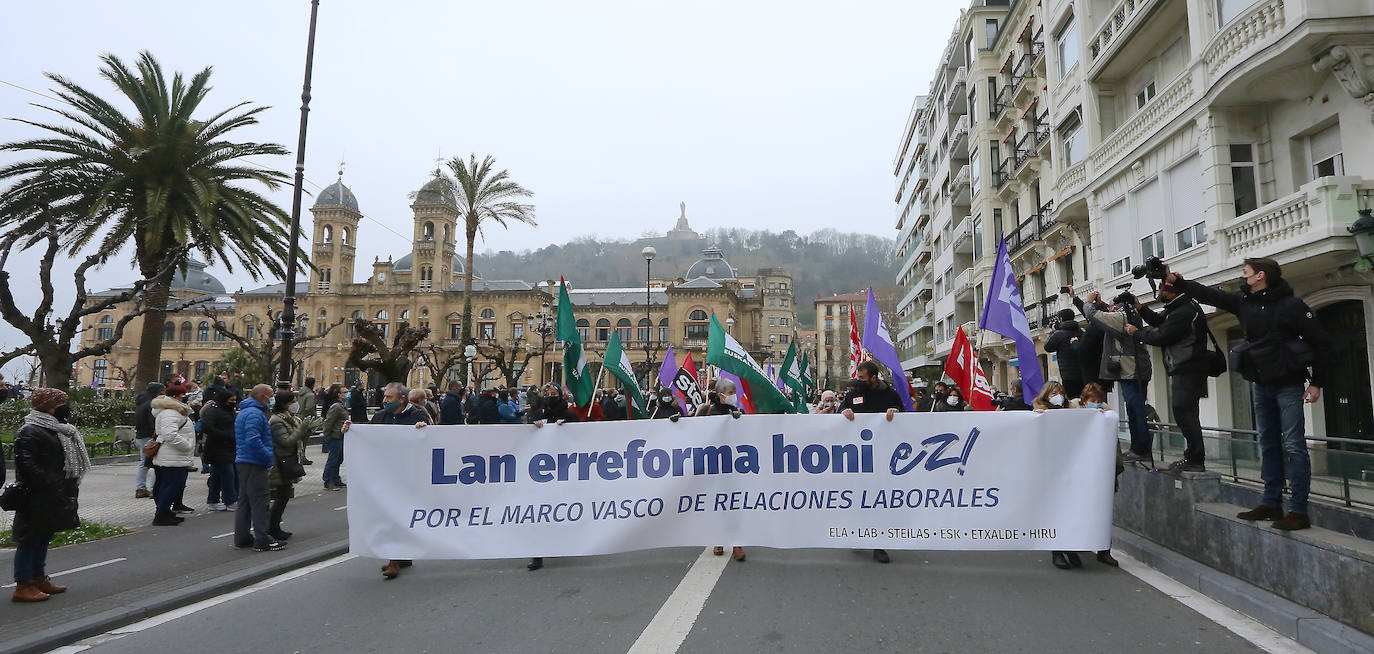 Fotos: Clamor en las capitales vascas en contra de la reforma laboral