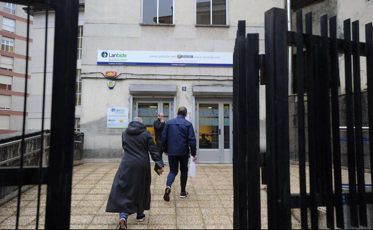 Varias personas se dirigen a las oficinas de Lanbide en Eibar. 