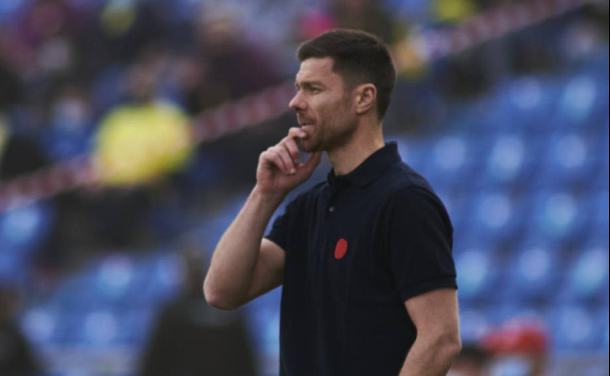 Xabi Alonso, pensativo en la banda del Nuevo Insular.