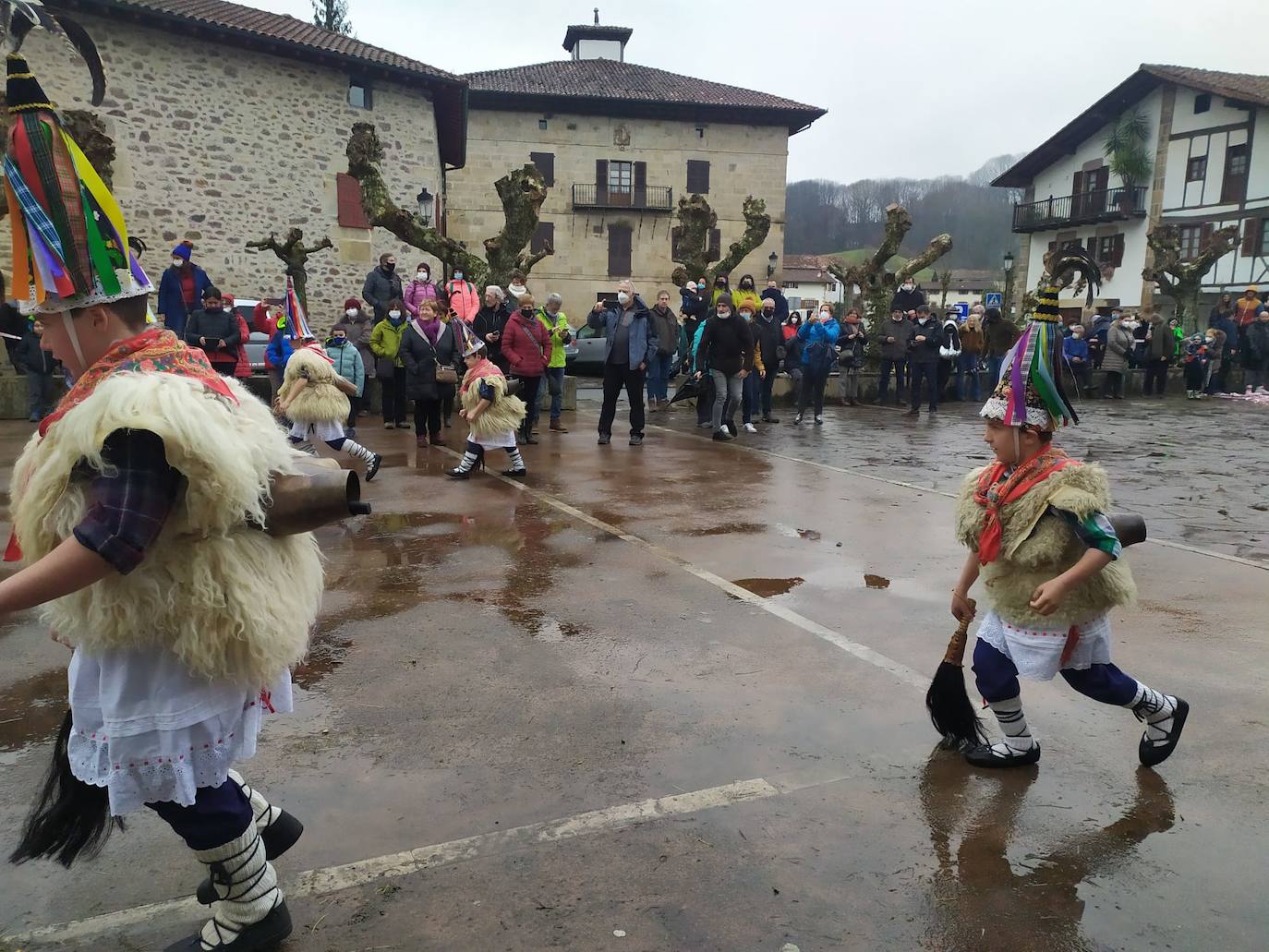 Fotos: Los joaldunak desfilan por Ituren y Zubieta