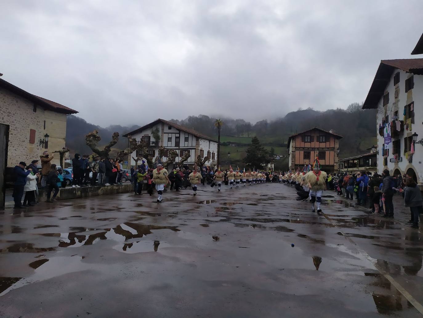 Fotos: Los joaldunak desfilan por Ituren y Zubieta