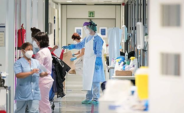 La sexta ola prosigue con su «lento» repliegue, mientras la presión hospitalaria cae un 25% en tres semanas 