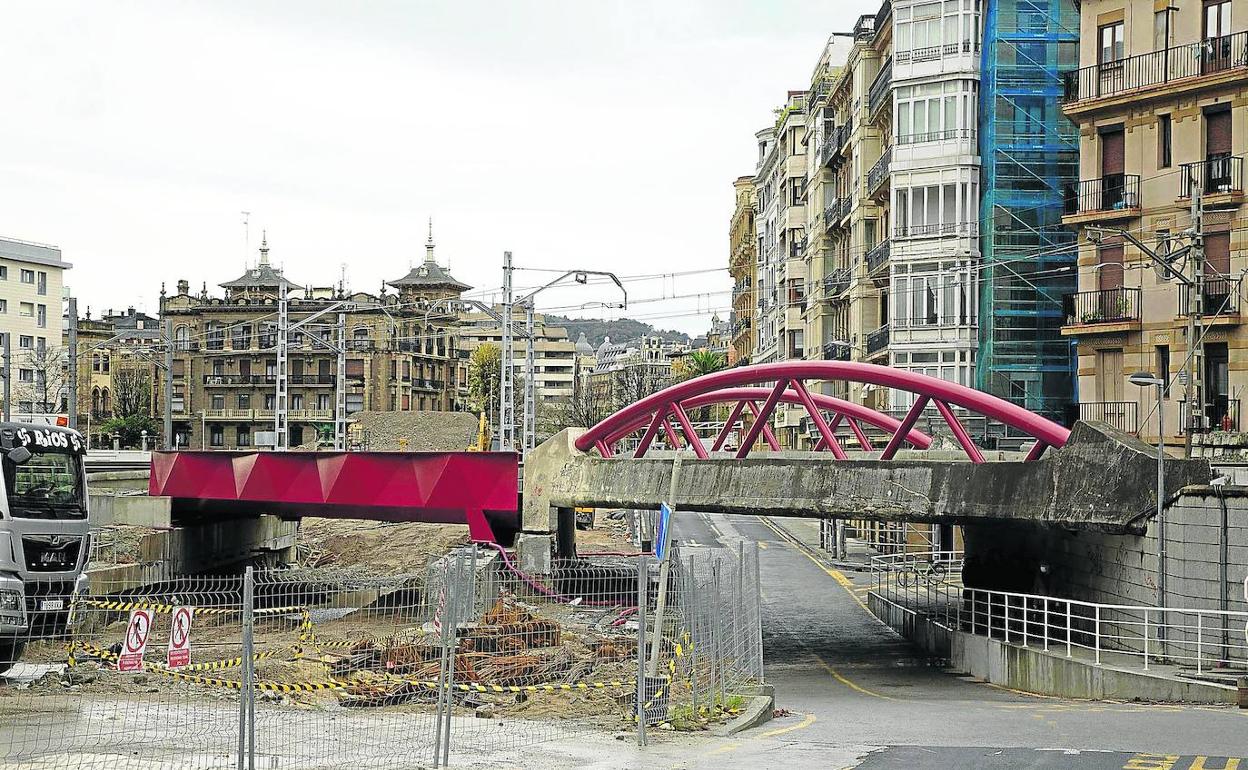 El nuevo puente ferroviario, a la izquierda, y la actual calzada provisional hacia la calle Iztueta. 