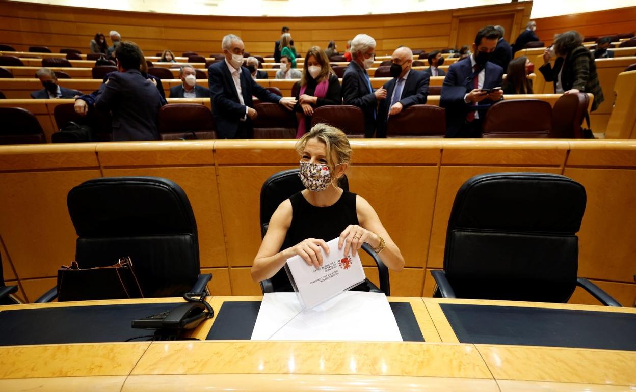 La vicepresidenta Yolanda Díaz, ayer en el pleno del Senado. 