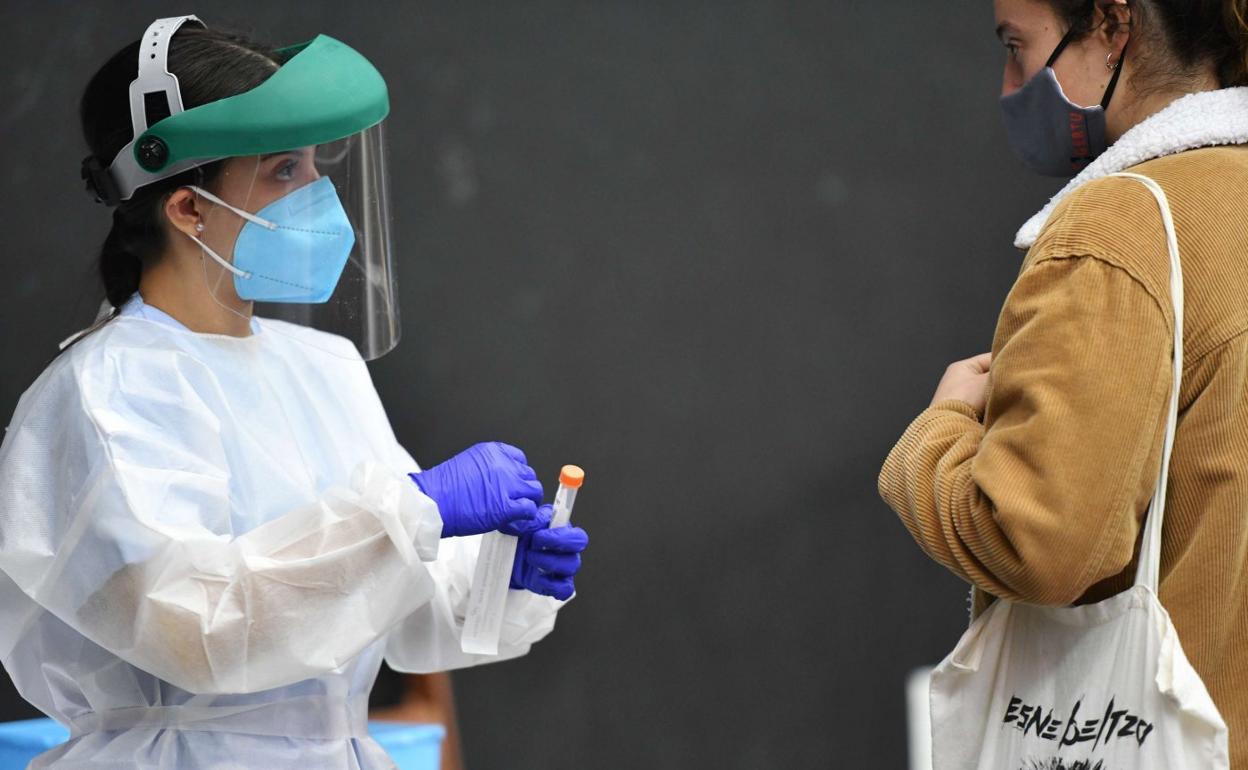 Una sanitaria se dispone a realizar una prueba diagnóstica a una joven. 