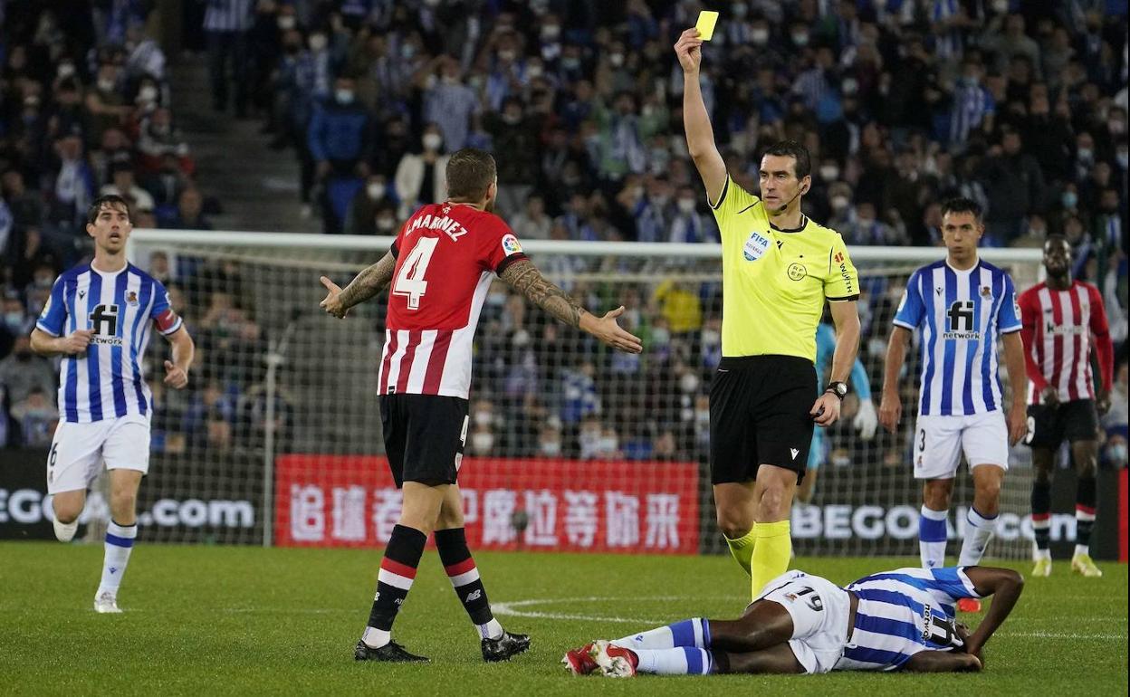 Martínez Munuera muestra la segunda tarjeta amarilla a Iñigo durante el derbi del pasado mes de octubre. 
