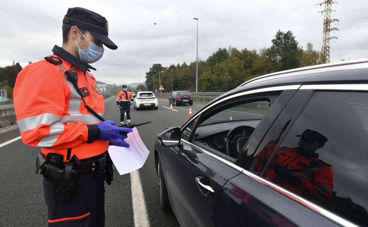 Un agente de la Ertzaintza toma los datos a un conductor durante el estado de alarma.