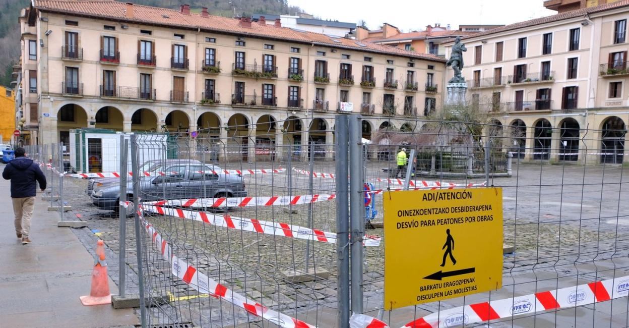 Aspecto que lucía ayer la plaza de Euskadi, en la que se aprecia el cierre perimetral.