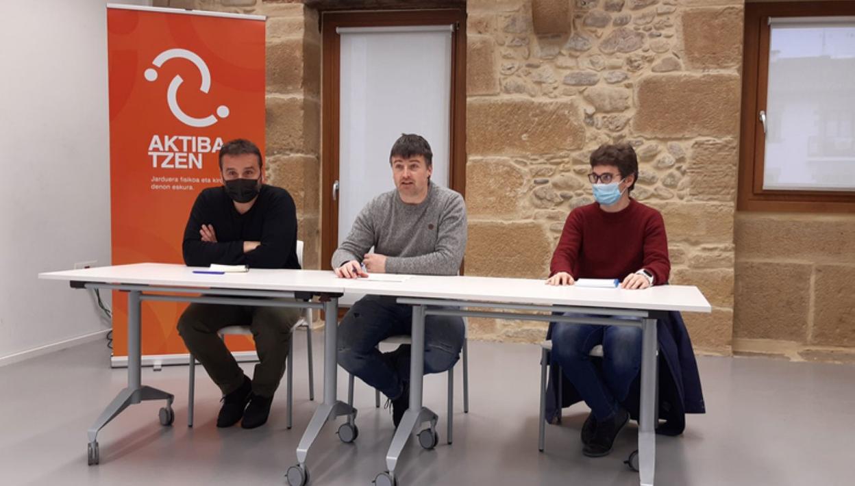 Beñat Larrañaga zinegotzia ,erdian, ekimenaren aurkezpenean. 
