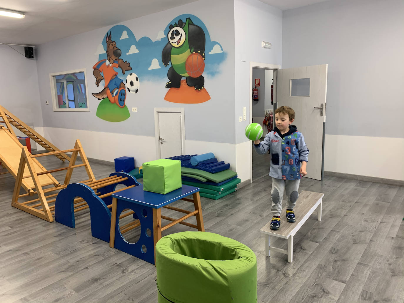 Un txiki en clase de gimnasia.