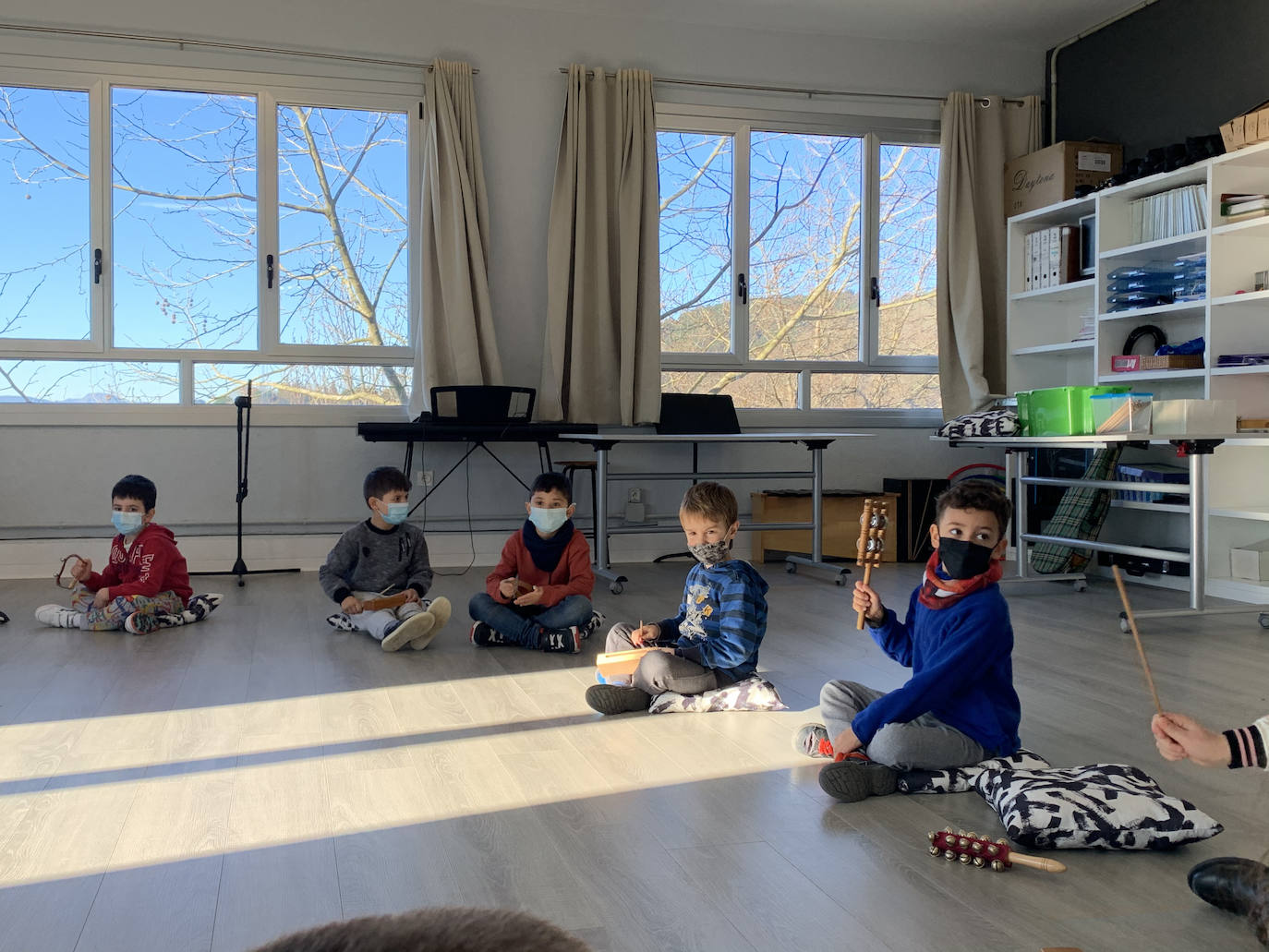 Los niños de Primero de Educación Primaria, con instrumentos musicales.