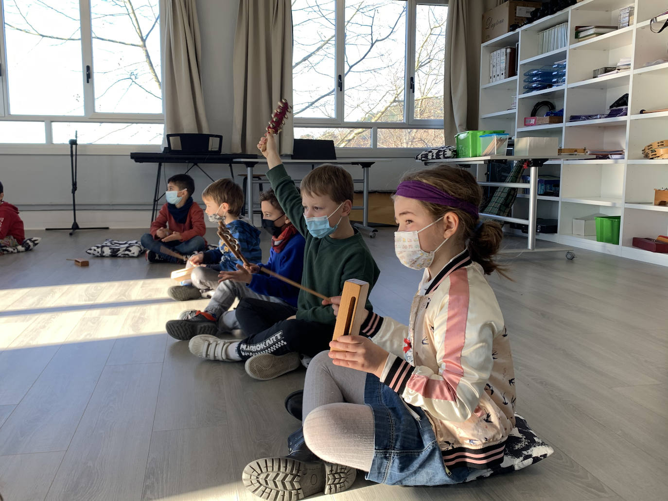 Los niños de Primero de Educación Primaria, con instrumentos musicales.