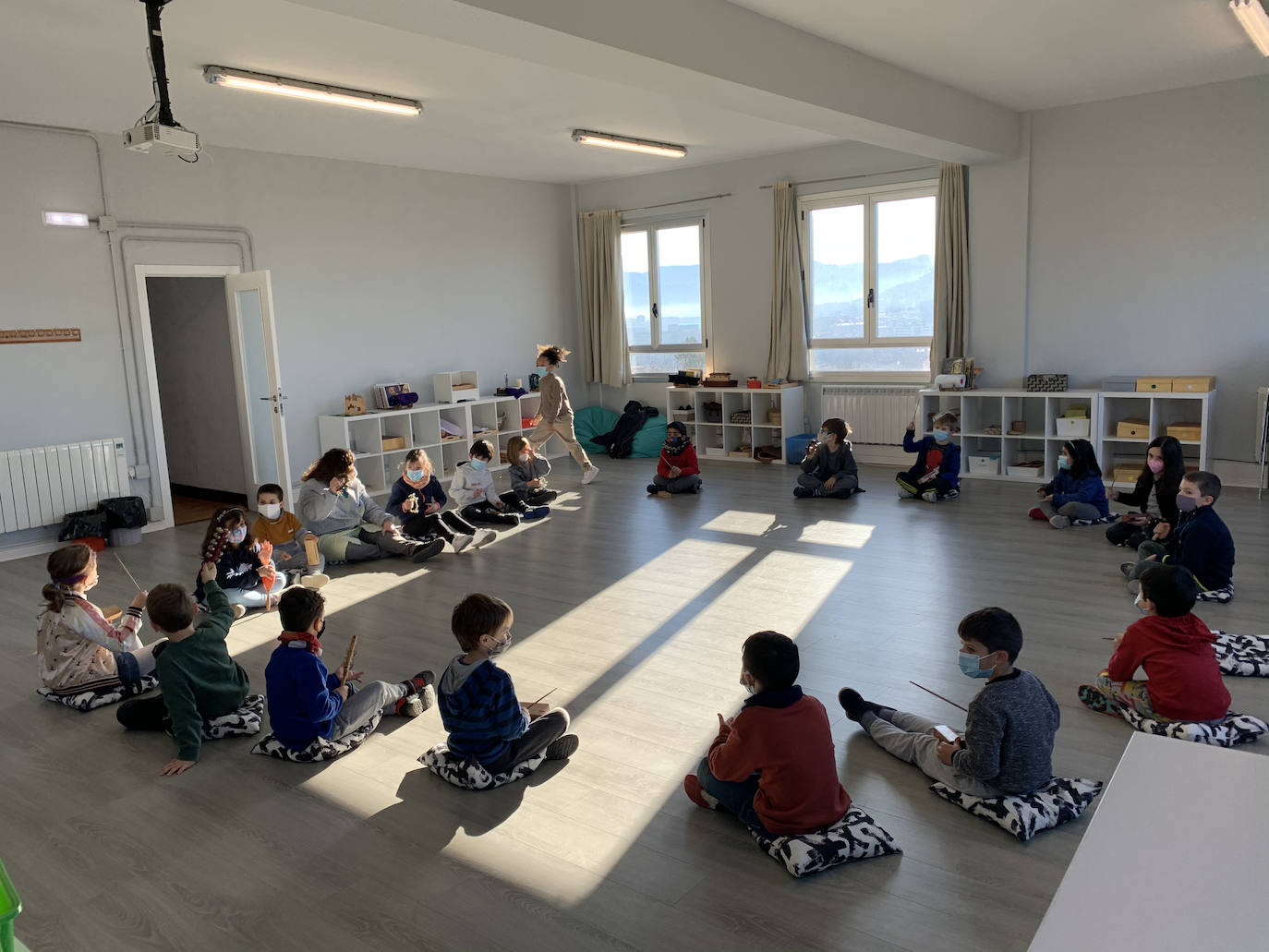 Los niños de Primero de Educación Primaria, con instrumentos musicales.