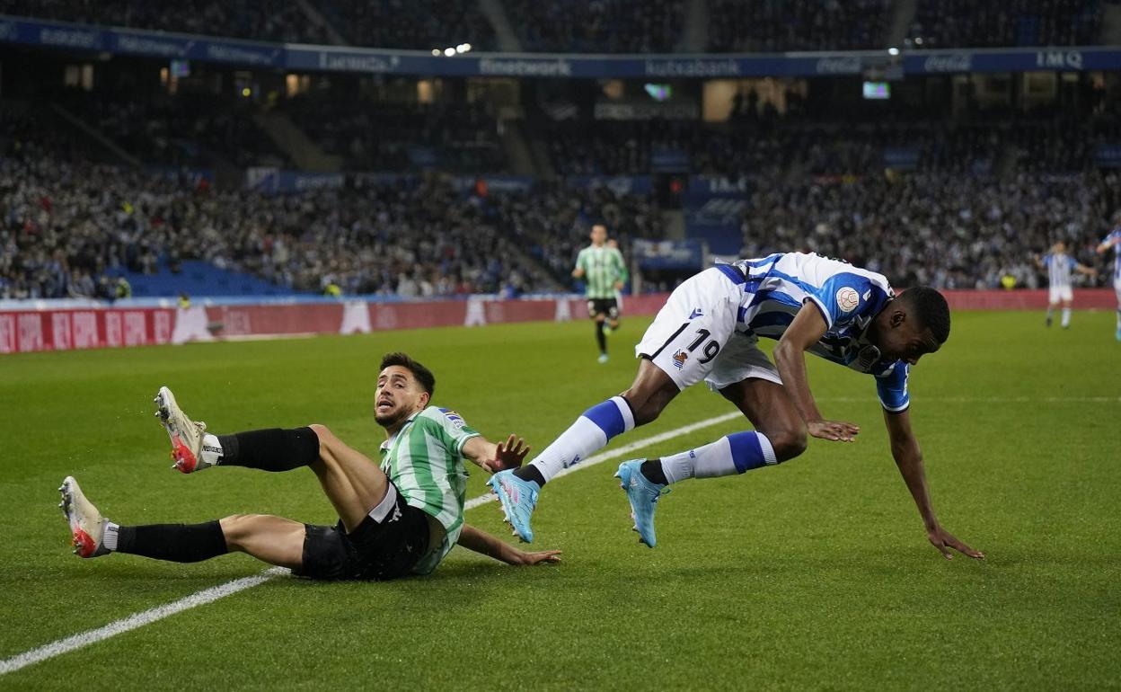 Isak provoca un córner que a punto está de ser penalti en una de sus dos cabalgadas. 