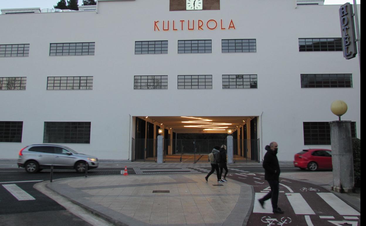 Tramos de bidegorri que discurre entre el Hotel Mondragón y el edificio Kulturola.