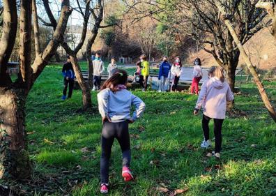 Imagen secundaria 1 - Umeak, baratzan jolasten eta ikasten.